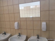 Lustra w uczniowskich łazienkach